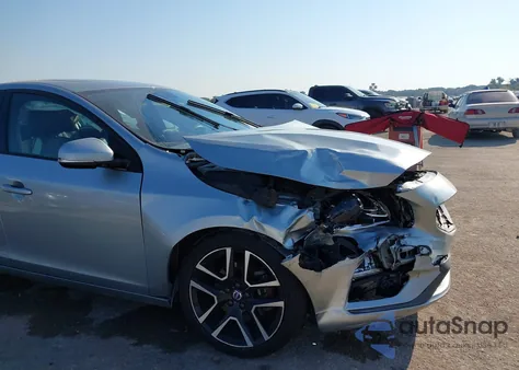 2017 Volvo S60 T5 Dynamic z USA, uszkodzony, nr VIN YV126MFL9H2425498